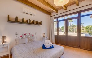 5 bedrooms, iron/ironing board, travel cot, free WiFi - Lovely home in SHorta with private swimming pool, can be inside or outside (SHorta)