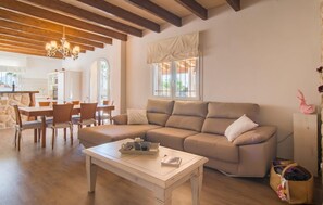 TV - Stunning home in Alcudia with WiFi (Alcudia)