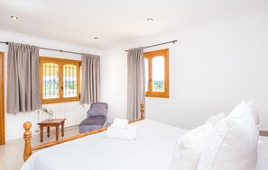 5 bedrooms, iron/ironing board, travel cot, free WiFi - Cozy home in Campos with private swimming pool, can be inside or outside (Campos)