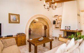 TV, DVD player - Cozy home in Campos with private swimming pool, can be inside or outside (Campos)