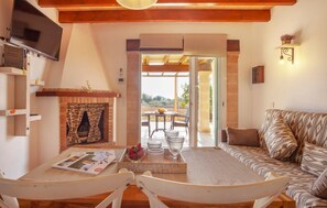 TV, fireplace - Amazing home in Porreres with private swimming pool, can be inside or outside (Porreres)