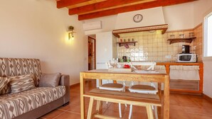 Una sala acogedora con un sofá y una mesa de comedor de madera.