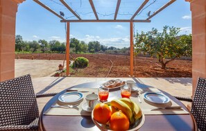 Outdoor dining - Amazing home in Porreres with private swimming pool, can be inside or outside (Porreres)
