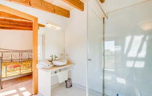 Shower, hair dryer - Cozy home in Sant Llorenc with private swimming pool, can be inside or outside (Sant Llorenc)