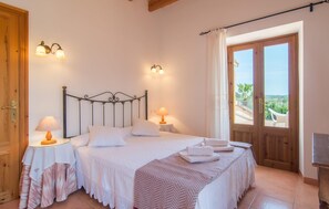 4 bedrooms, in-room safe, iron/ironing board, travel cot - Cas Padrins de Campos (Campos)