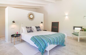 3 bedrooms, iron/ironing board, travel crib, WiFi (free) - Amazing home in Pollenca with private swimming pool, can be inside or outside (Pollenca)