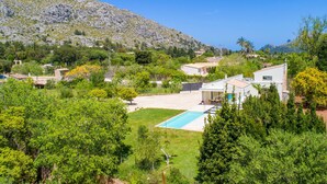 Ein Wohngebiet mit Swimmingpool, Häusern und einer Bergkulisse.