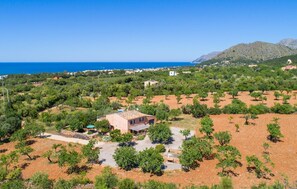 A rural landscape with a small building surrounded by trees and a clear view of the sea. - Amazing home in Colonia de Sant Pere (Colonia de Sant Pere)