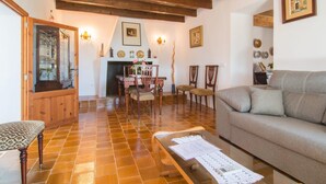 Uma sala de estar com lareira, móveis de madeira e um sofá.