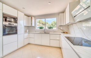 Fridge, microwave, oven, stovetop - Stunning home in Sa Font de Sa Cala (Sa Font de Sa Cala)