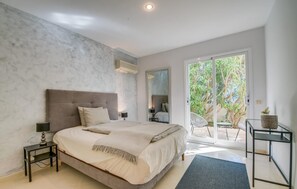 3 bedrooms, in-room safe, iron/ironing board, travel cot - Stunning home in Sa Font de Sa Cala (Sa Font de Sa Cala)