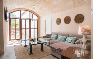 Smart TV - Lovely home in Llucmajor with private swimming pool, can be inside or outside (Llucmajor)