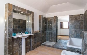 Shower, hair dryer - Lovely home in Llucmajor with private swimming pool, can be inside or outside (Llucmajor)