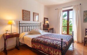 3 habitaciones, tabla de planchar con plancha y cuna de viaje 