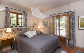 3 bedrooms, in-room safe, iron/ironing board, travel cot - Casa S'Era de Costitx (Costitx)