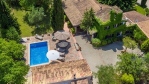 An aerial view of a property with a swimming pool, outdoor seating, and a garden. - Casa S'Era de Costitx (Costitx)
