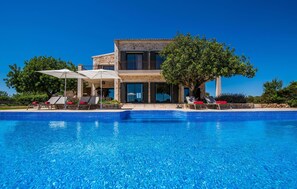 A two-story house with a swimming pool in front. - Amazing home in Felanitx with sauna (Felanitx)