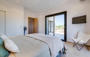 4 chambres, coffres-forts dans les chambres, fer et planche à repasser