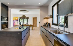 Fridge, microwave, oven, stovetop - Amazing home in Felanitx with sauna (Felanitx)