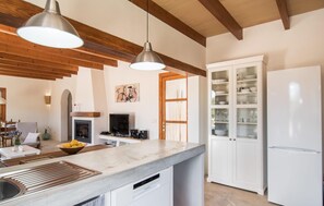 Fridge, microwave, oven, stovetop - Cozy home in Felanitx with private swimming pool, can be inside or outside (Felanitx)