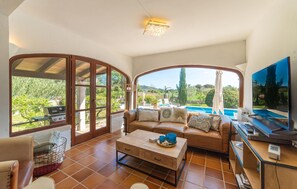 Smart TV - Luxurious home in Arta with private swimming pool, can be inside or outside (Arta)