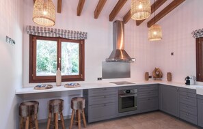 Fridge, microwave, oven, stovetop - Lovely home in Costa dels Pins (Costa dels Pins)