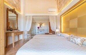 5 bedrooms, iron/ironing board, travel cot, free WiFi - Nice home in Llucmajor with private swimming pool, can be inside or outside (Llucmajor)