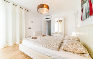 5 bedrooms, iron/ironing board, travel cot, free WiFi - Gorgeous home in Badia Blava (Badia Blava)