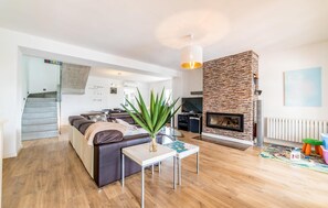 Smart TV, fireplace, DVD player, ping pong - Gorgeous home in Badia Blava (Badia Blava)