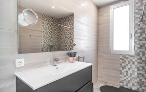 Shower, hair dryer - Gorgeous home in Llubi with private swimming pool, can be inside or outside (Llubi)