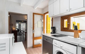 Coffee/tea maker, fridge, microwave, oven - Beautiful home in Cala Ratjada with WiFi (Cala Ratjada)
