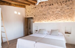 7 Schlafzimmer, Zimmersafe, Bügeleisen/Bügelbrett, Reisekinderbett