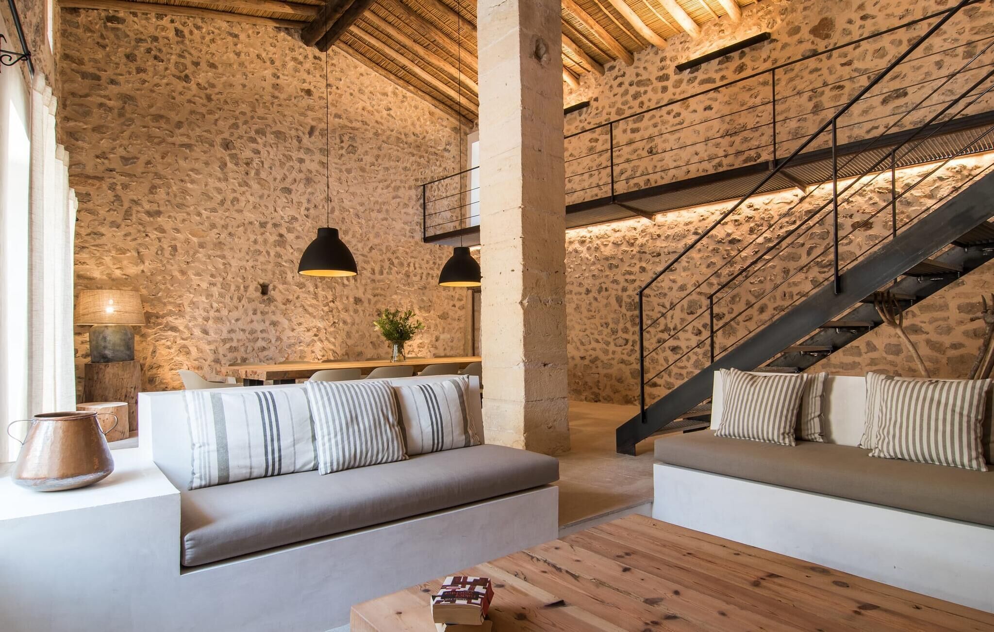 Televisor intel·ligent i taula de tennis de taula 