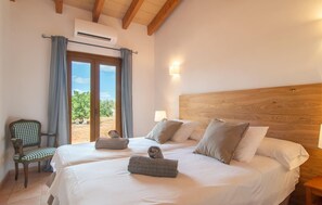 3 bedrooms, in-room safe, iron/ironing board, travel cot - Gorgeous home in Sineu with private swimming pool, can be inside or outside (Sineu)