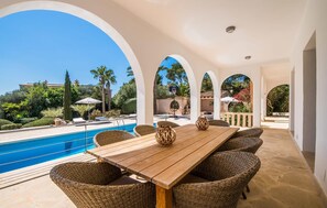 Outdoor dining - Stunning home in Cala Santanyi (Cala Santanyi)