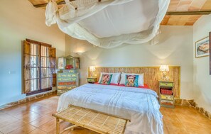 5 bedrooms, in-room safe, iron/ironing board, travel cot - Cozy home in Santanyi with private swimming pool, can be inside or outside (Santanyi)