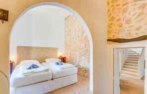 6 bedrooms, in-room safe, iron/ironing board, travel cot - Pet friendly home in Cas Concos des Cavalle (Cas Concos des Cavalle)