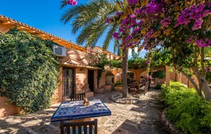 Outdoor dining - Pet friendly home in Cas Concos des Cavalle (Cas Concos des Cavalle)
