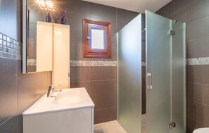 Shower, hair dryer - 2 bedroom awesome home in Sa Font de Sa Cala (Sa Font de Sa Cala)