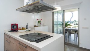 Cafeteira/chaleira, geladeira, micro-ondas, fogão
