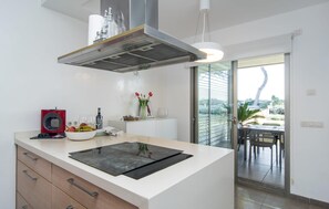 Fridge, microwave, oven, stovetop - Cristina Cladera Crespi (Playa de Muro)