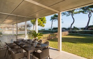 Outdoor dining - Cristina Cladera Crespi (Playa de Muro)