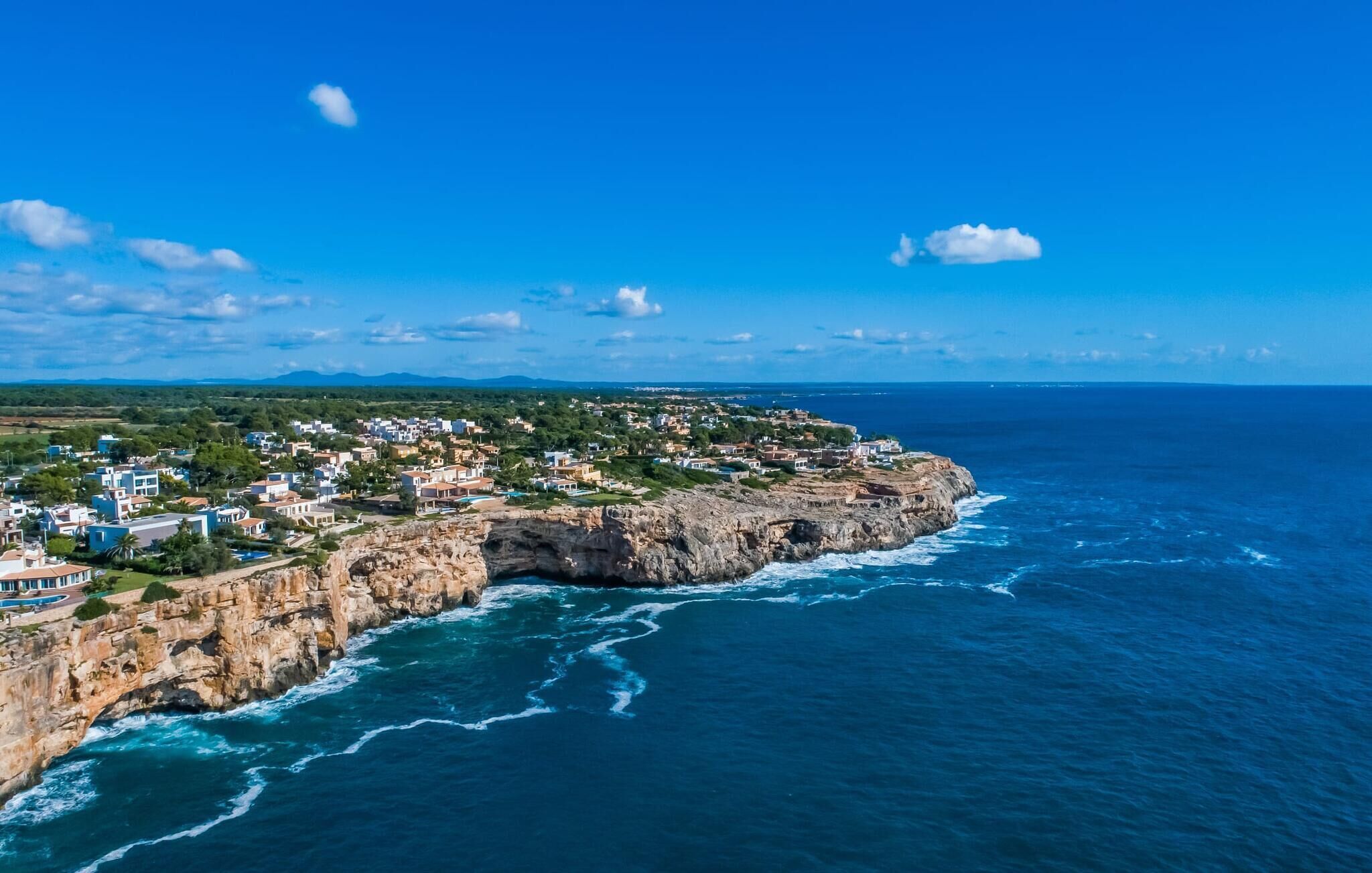 Eine Küstenstadt mit Gebäuden auf einem felsigen Felsen mit Blick auf das Meer.