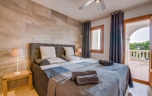 3 bedrooms, iron/ironing board, free WiFi - 3 bedroom stunning home in Cala Pi (Cala Pi)