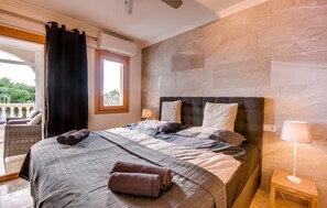 3 bedrooms, iron/ironing board, free WiFi