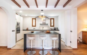 Fridge, microwave, oven, stovetop - Nice home in Llubi with private swimming pool, can be inside or outside (Llubi)