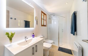 Shower, hair dryer - Beautiful home in Binissalem (Binissalem)