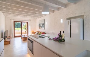 Wasserkocher mit Kaffee-/Teezubehör, Kühlschrank, Mikrowelle, Ofen