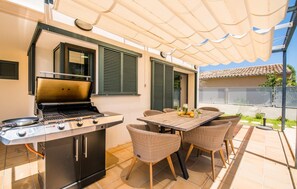 Outdoor dining - Lovely home in Colonia de Sant Pere (Colonia de Sant Pere)