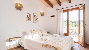 4 bedrooms, in-room safe, iron/ironing board, travel cot - Nice home in Cas Concos des Cavalle (Cas Concos des Cavalle)